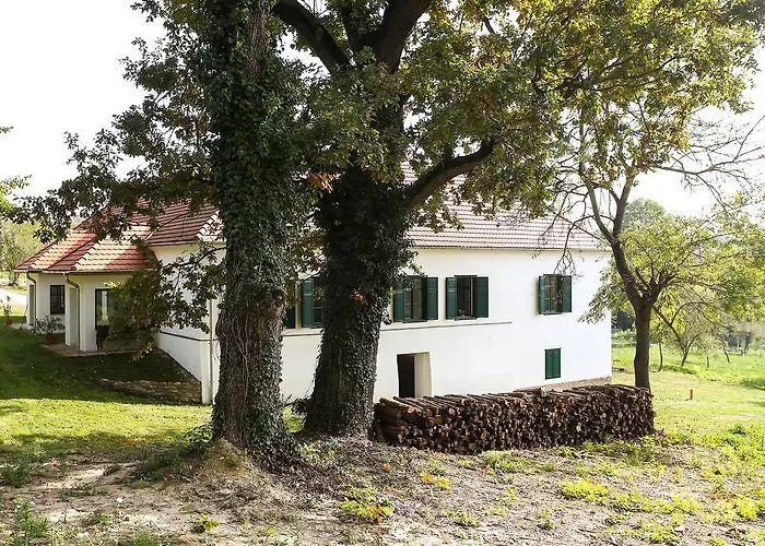 Villabogart Eskuevo-es Rendezvenyhelyszin Feriehus Alsobogat